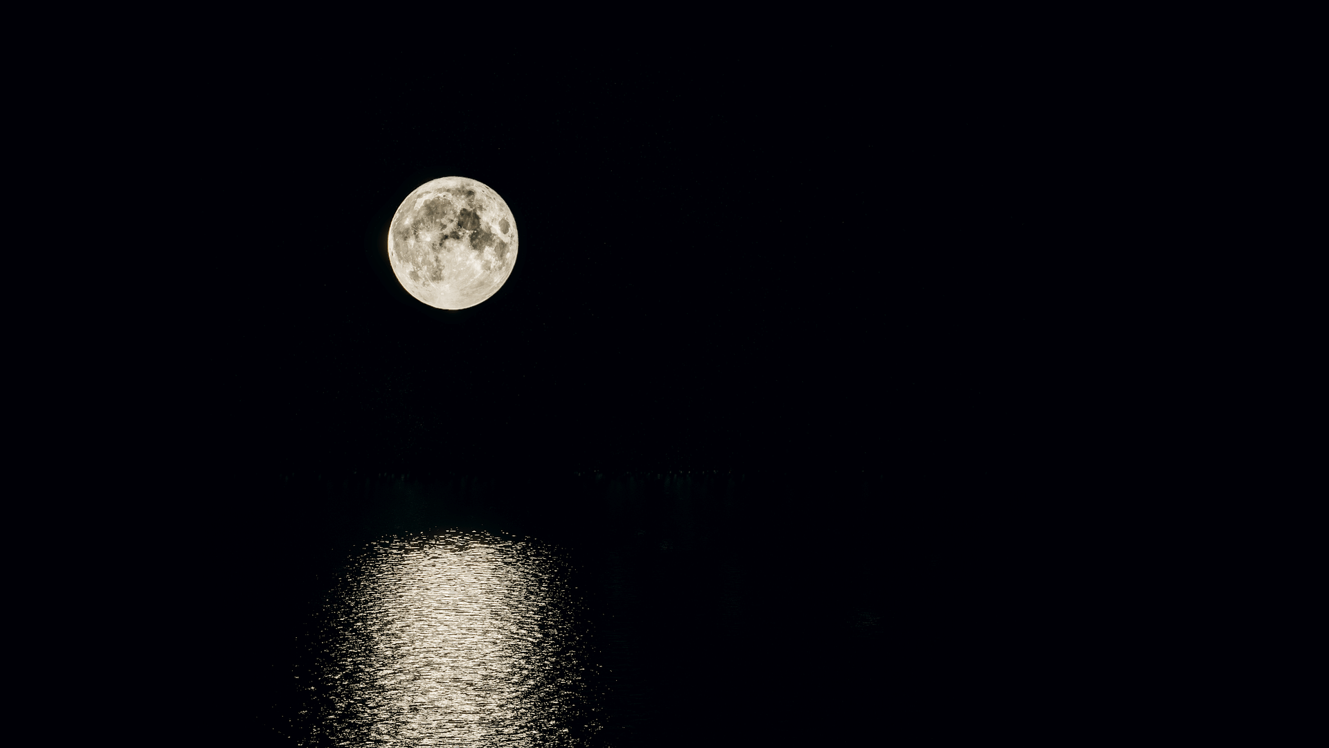 夜の防波堤から見る月